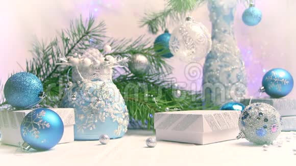 新年和圣诞装饰和礼物蓝色和银色白色背景侧视视频的预览图