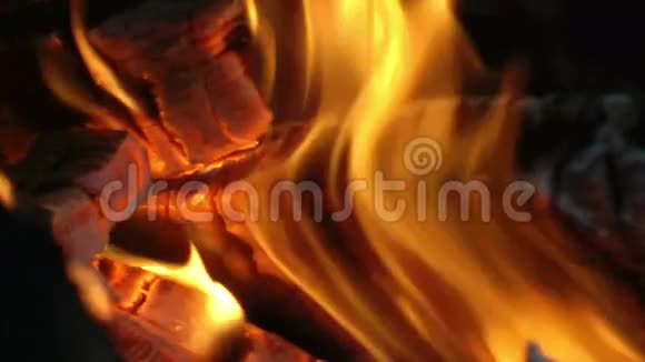木头燃烧慢动作视频的预览图