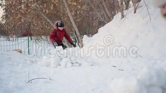 男孩和女孩在冬天在户外玩耍孩子们扔雪球视频的预览图