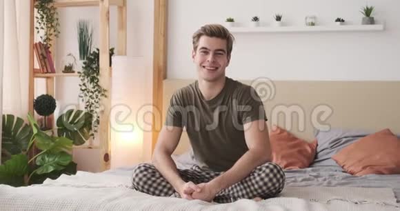 穿着睡衣坐在家里的男人视频的预览图
