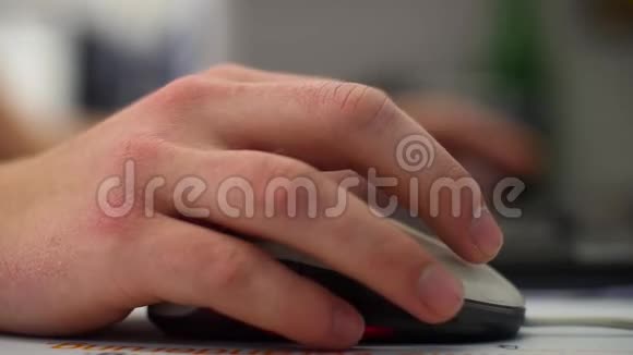 穿西装的人在办公桌上工作在键盘上打字视频的预览图