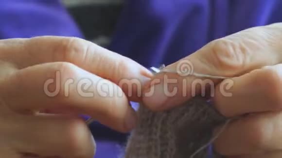 女人编织毛衣针视频的预览图
