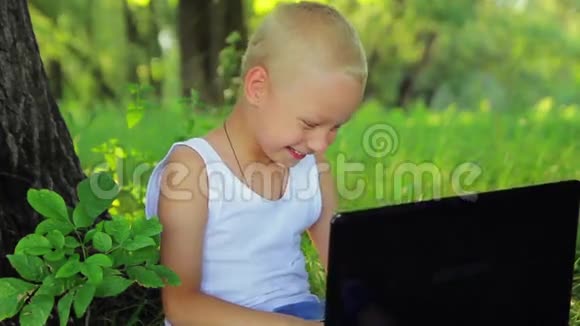 穿着白色衣服5岁的漂亮小男孩视频的预览图