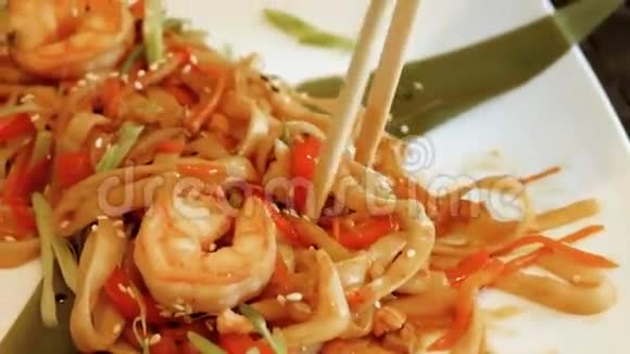 虾面和炒菜用筷子吃亚洲食物视频的预览图