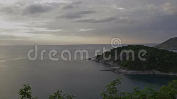 泰国普吉岛壮观的天空背景和美丽的日落视频的预览图