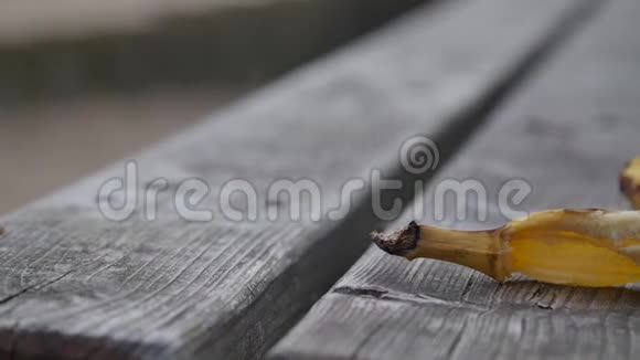 香蕉皮在深棕色的木桌上视频的预览图