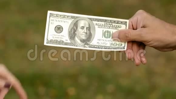 男人和女人拉着美元钞票的两边视频的预览图