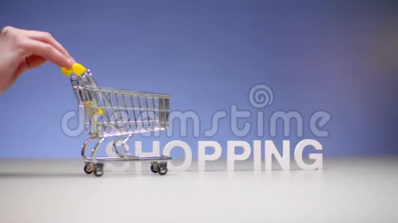 女人带着空的市场手推车在背景词购物昂贵的购物视频的预览图