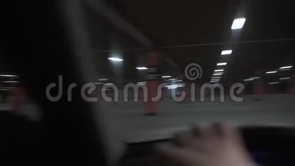 司机开着一辆车穿过夜城美丽的街道视频的预览图