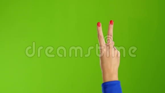 平静的姿态显示女人的手背视频的预览图