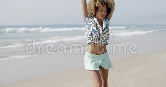 欢乐的女孩在海滨跳跃视频的预览图