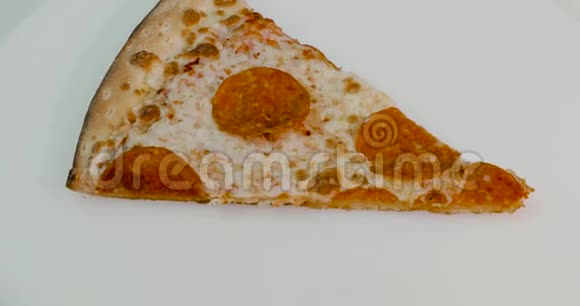 一块比萨饼绕着它的轴线旋转视频的预览图