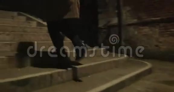 晚上在黑暗小巷里奔跑的女人视频的预览图