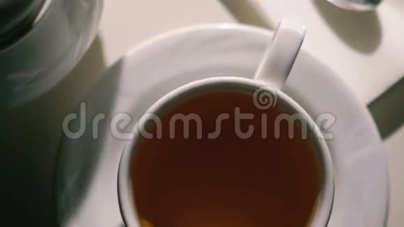 用茶勺子和茶壶把旋转的白色背景合上视频的预览图