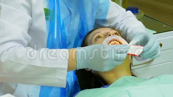 牙齿用白质润滑牙齿视频的预览图