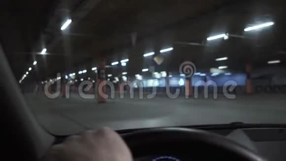 司机开着一辆车穿过夜城美丽的街道视频的预览图
