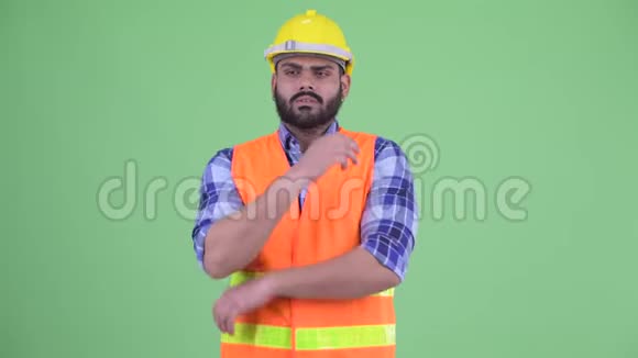 快乐的年轻超重的印度男人建筑工人思考视频的预览图