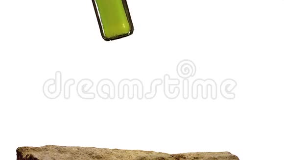 啤酒瓶掉落在白色背景下的石头上飞溅视频的预览图