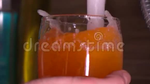 将水倒入橙色浴缸泡沫中关闭超级慢动作镜头视频的预览图