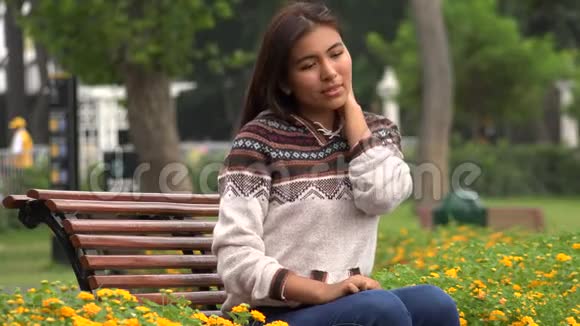 公园里悲伤的西班牙裔少女视频的预览图