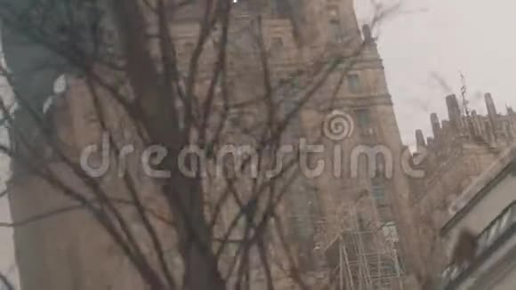 莫斯科国立大学重建项目前的干树枝视频的预览图