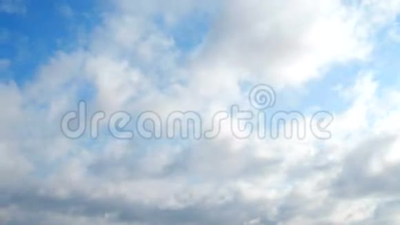 蓝天上空的云视频的预览图