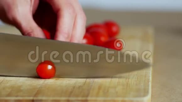 把切樱桃西红柿的女人手收起来4k视频的预览图