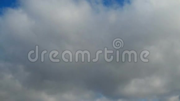 蓝天上空的云视频的预览图