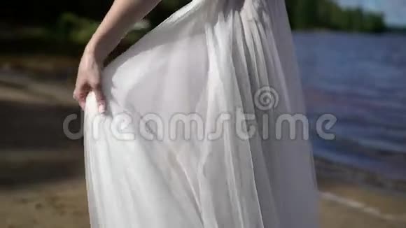 新娘穿着婚纱迎风招展视频的预览图