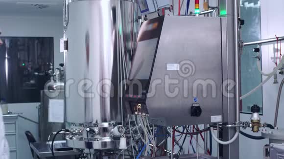 制药厂工业计算机设备工程师控制视频的预览图