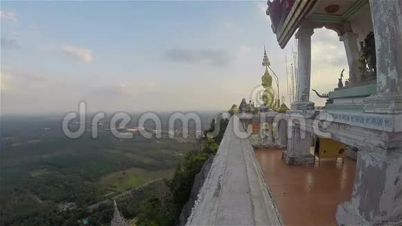 一个人站在虎穴寺的角度视频的预览图