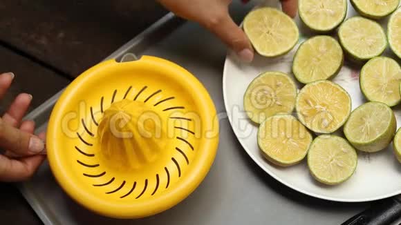 用榨汁机榨出新鲜柠檬汁视频的预览图