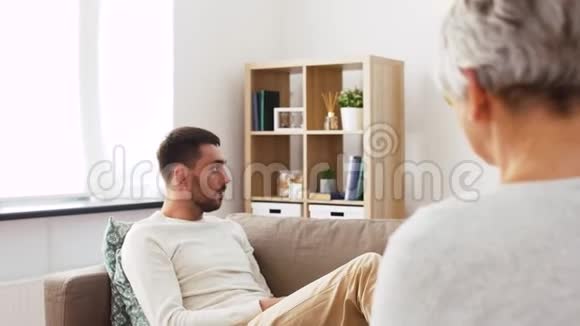 男性患者与资深女性心理学家交谈视频的预览图