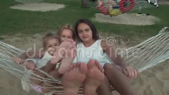 快乐的家庭在吊床股票视频视频视频的预览图