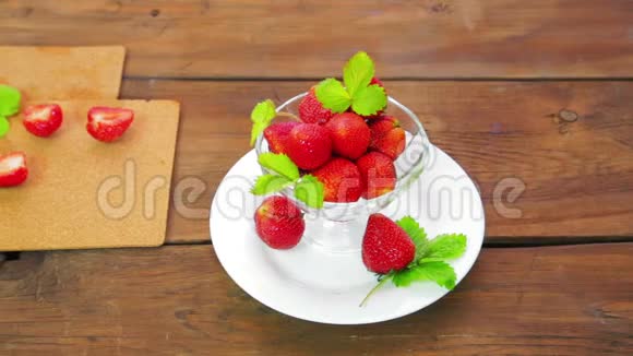 放在木桌上的白色盘子上是草莓视频的预览图