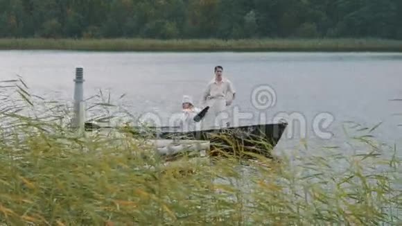 护士在湖上划桨划艇戴着发网的人对着扩音器大喊大叫视频的预览图