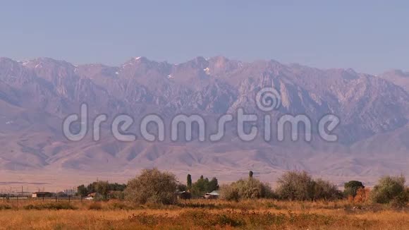哈萨克斯坦的山峰和山麓视频的预览图