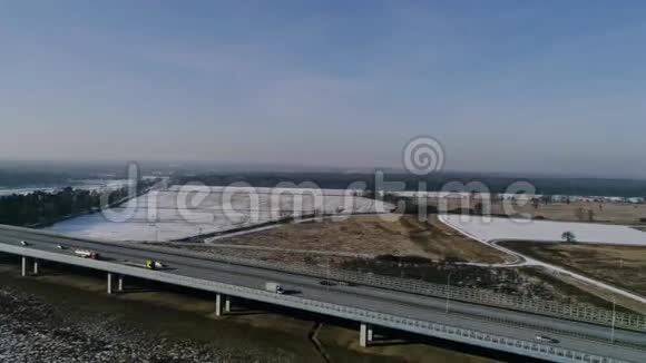 高速公路上方快速飞行鸟瞰视频的预览图