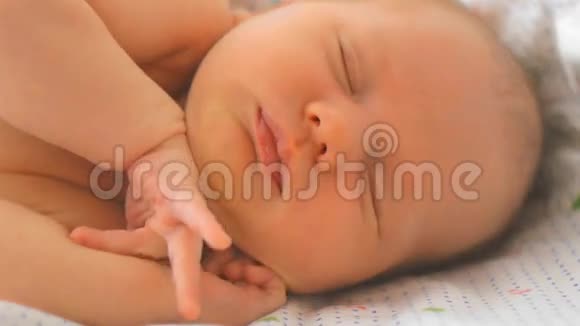刚出生的女婴在睡觉时伸展身体视频的预览图