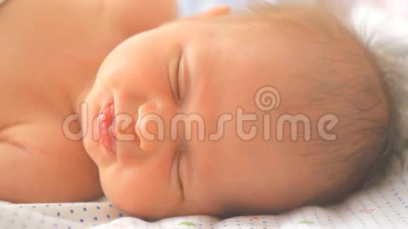 新生女婴睡觉时鼻子和头都会动视频的预览图
