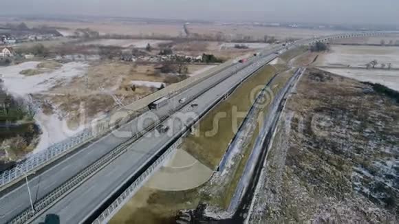 高速公路上方快速飞行鸟瞰视频的预览图
