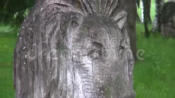 公园里的狮子头雕塑视频的预览图