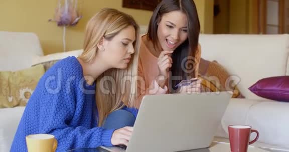 两个女人在客厅里工作视频的预览图