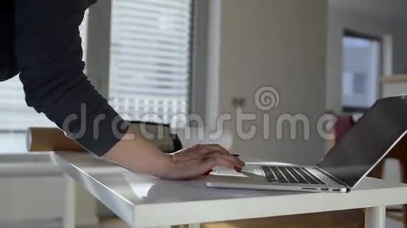 建筑师在家用电脑工作写作做笔记视频的预览图