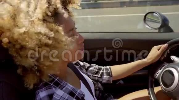 有魅力的年轻非裔美国女人开车视频的预览图