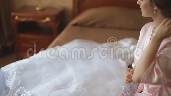 早上新娘穿着透明的蕾丝连衣裙内衣和长袜视频的预览图