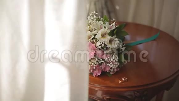 新娘花束背景上的结婚戒指视频的预览图