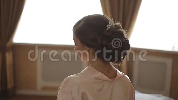 早上新娘穿着透明的蕾丝连衣裙内衣和长袜视频的预览图