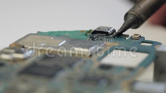 电子修理焊接微型芯片和电路板视频的预览图
