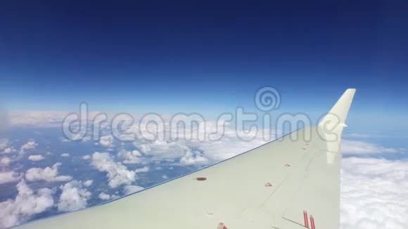 天空背景下飞机的机翼视频的预览图